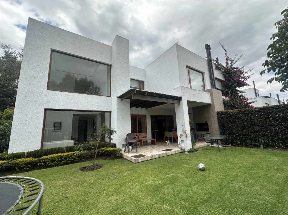 Casa VENTA 3 dormitorios CUMBAYÁ Algarrobos