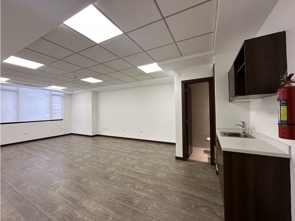 Oficina VENTA 40 m2 edificio corporativo nuevo en Quito - 3