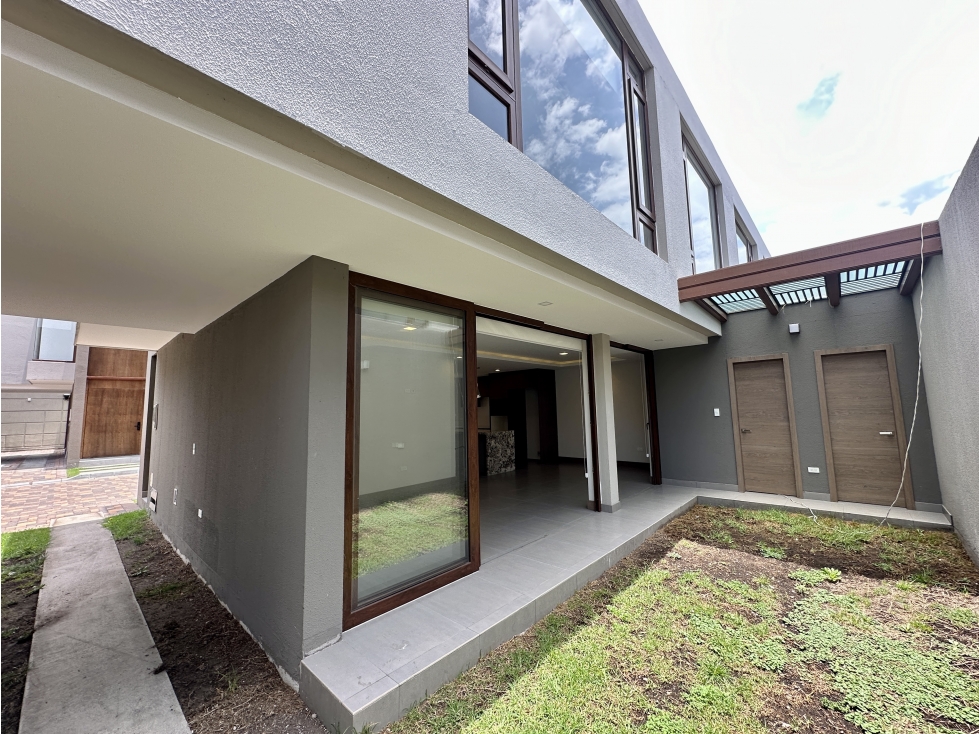 Casa VENTA Cumbayá con piscina A 1 minuto colegio Menor — foto 2
