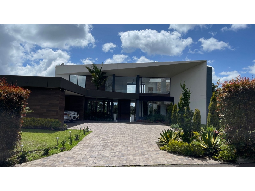 Casa de Dos Niveles en Uni cerrada Alto de las Palmas