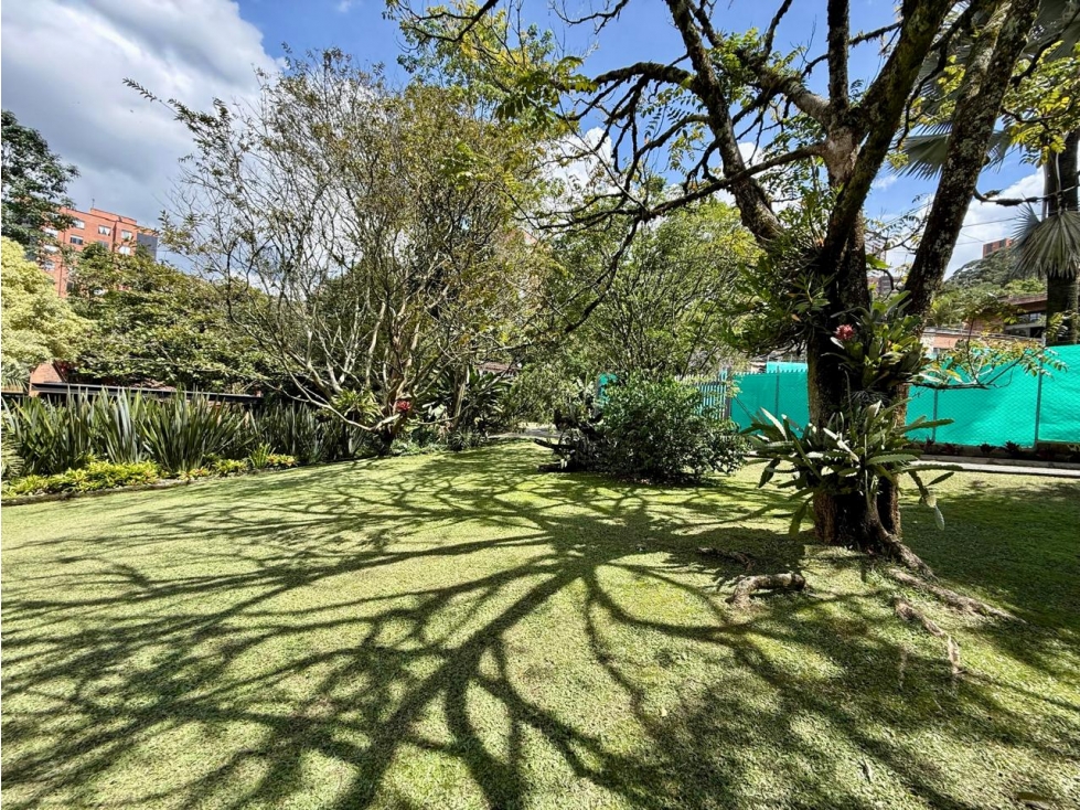¡ INCREIBLE, una casa campestre en la ciudad con un inmenso jardÃ­n !