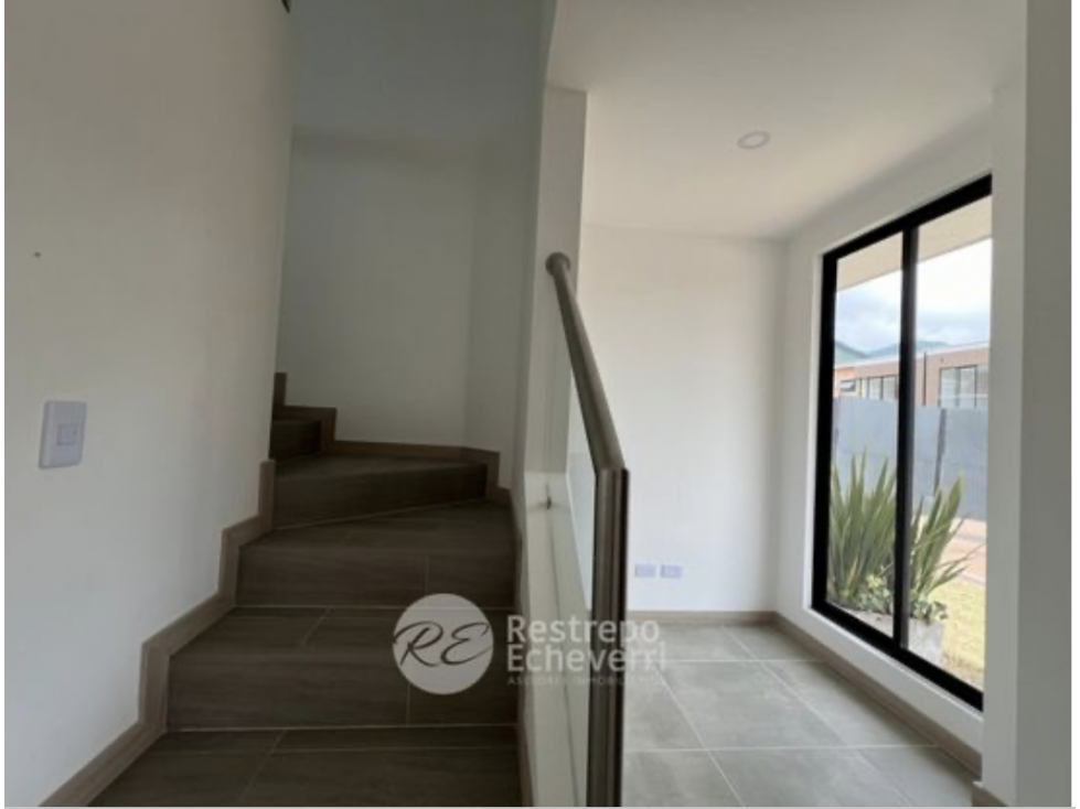 New 3 / 3 House in La Florida $580 milliones COP — foto 5