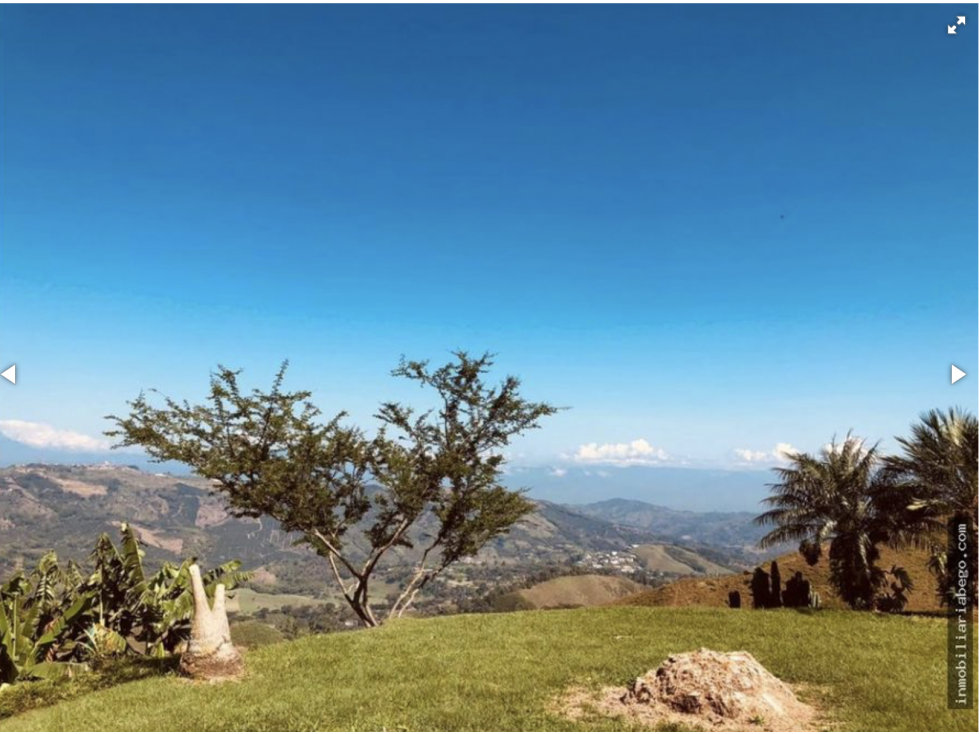 Gorgeous Country House with 10,000 m2 lot Asking $1,780 milliones COP