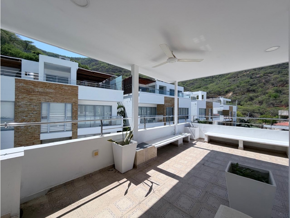 ESPACIOSA Y LUMINOSA CASA EN VENTA. RODADERO SANTA MARTA