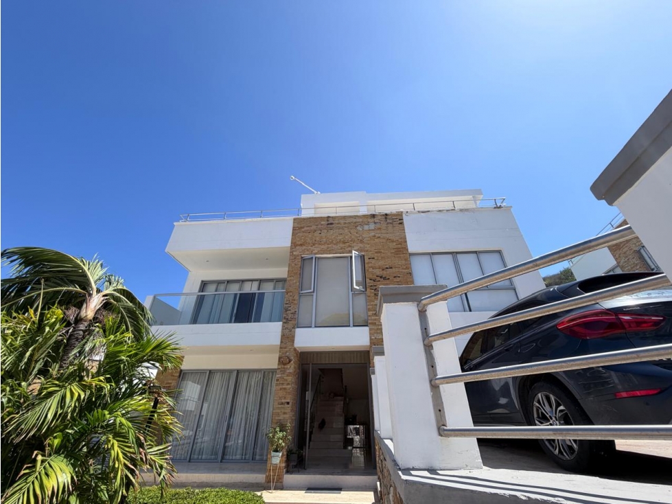 ESPACIOSA Y LUMINOSA CASA EN VENTA. RODADERO SANTA MARTA — foto 2