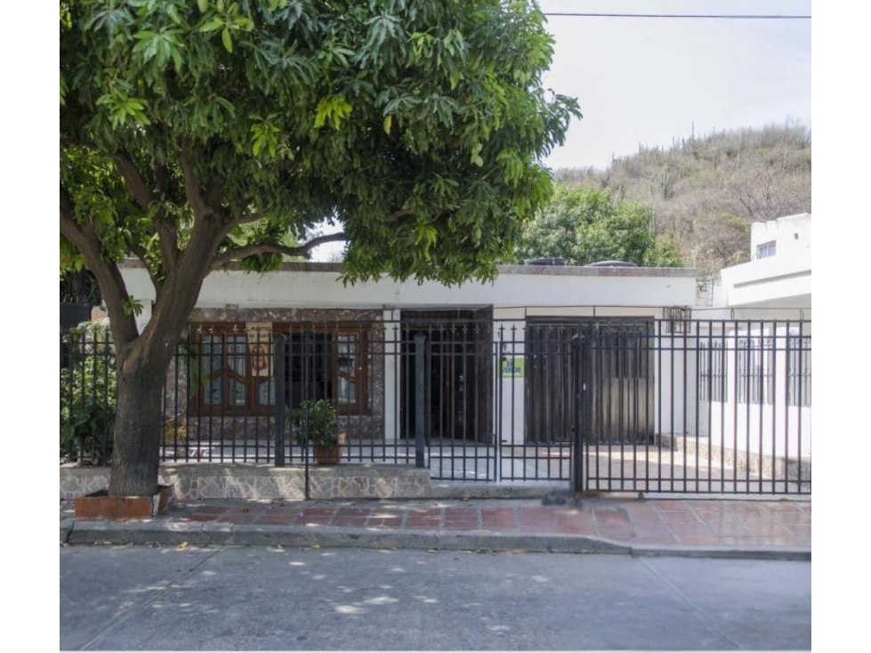 En Venta amplia casa en Los Alcázares con paneles solares