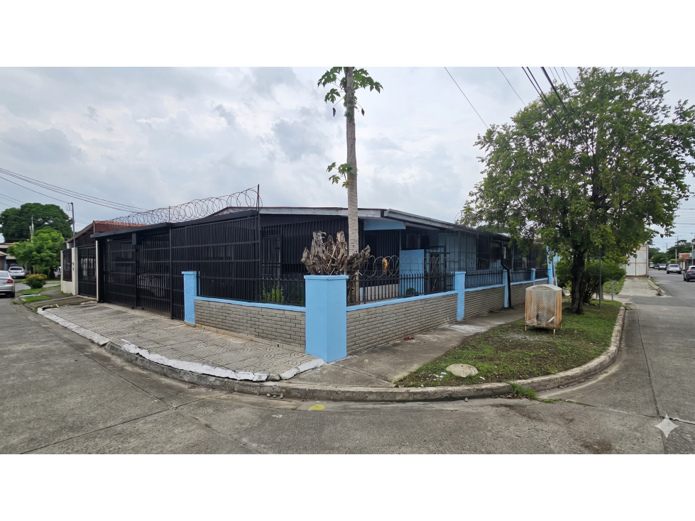 Venta de Casa 213 m² en Residencial Santa Elena