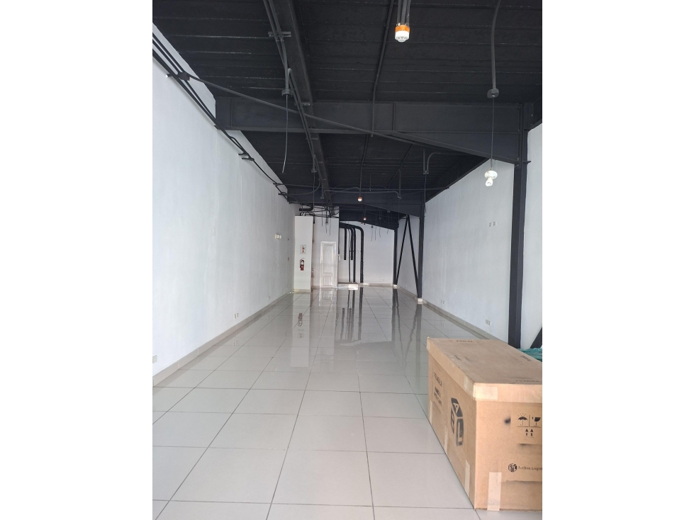 SE ALQUILAN MODERNOS LOCALES COMERCIALES EN BELLA VISTA — foto 2