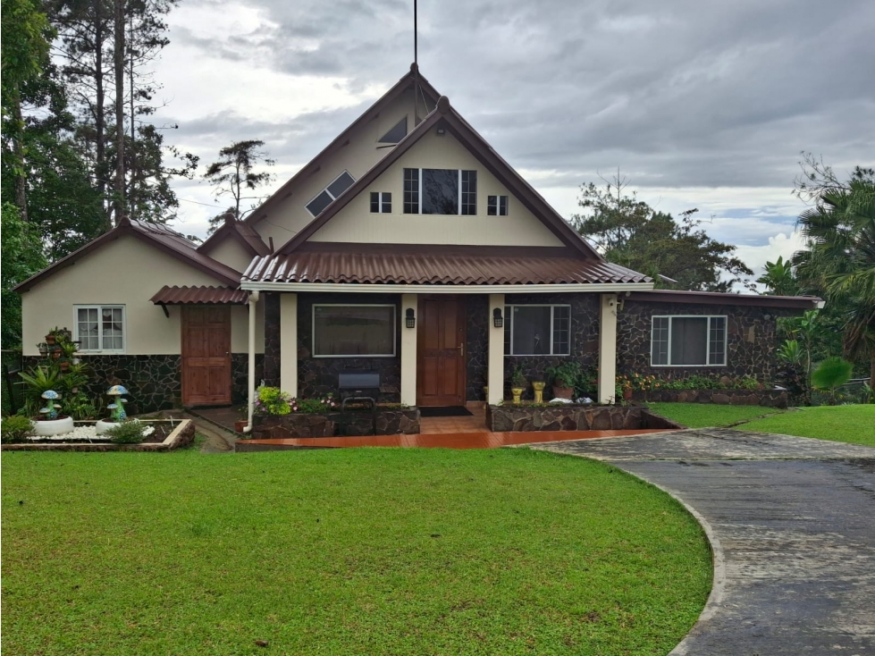 VENTA DE CASA EN CERRO AZUL
