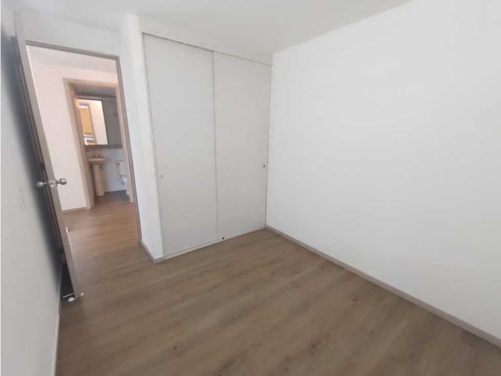 SE ARRIENDA APARTAMENTO POR LA AGUACATALA