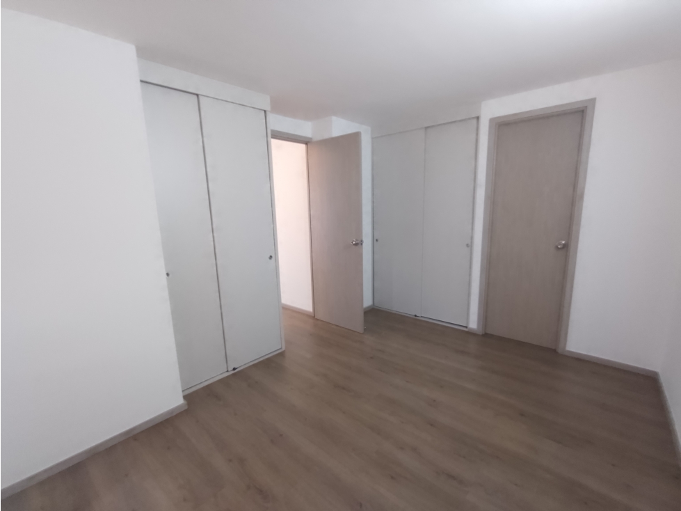 SE ARRIENDA APARTAMENTO POR LA AGUACATALA — foto 2