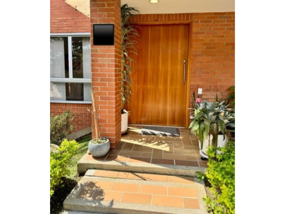 Casa de tres niveles para la venta en Envigado Loma Benedictinos