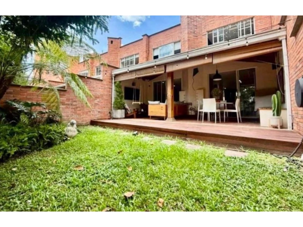 Hermosa casa con Jardín para la venta en Envigado Loma de las Brujas