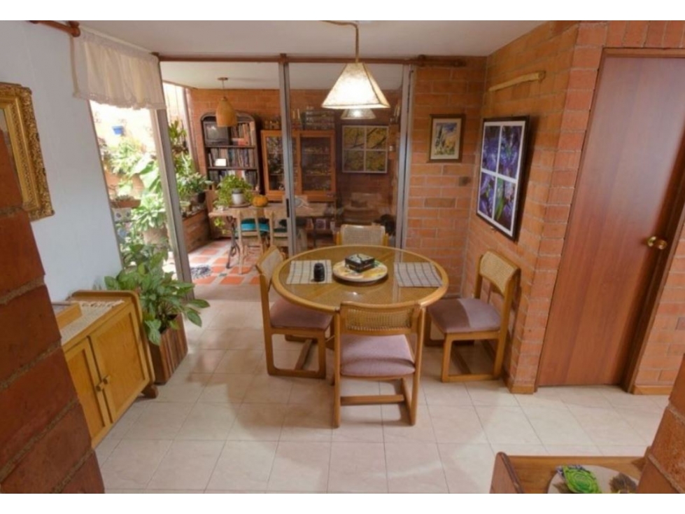 Hermosa de 2 niveles para la venta en Suramérica