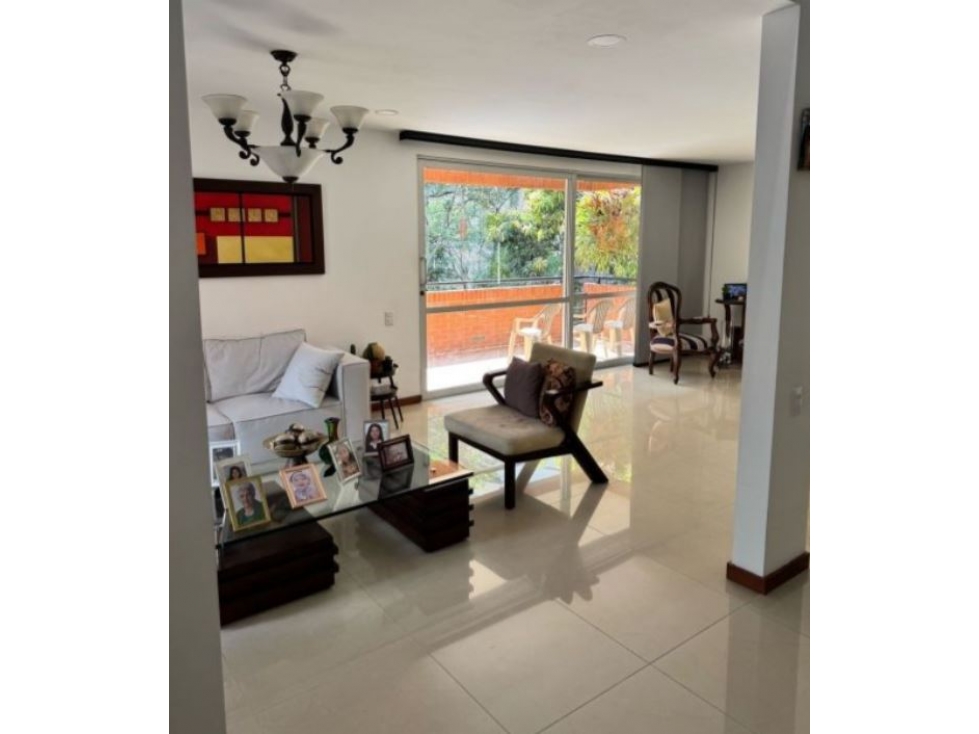 Casa de tres niveles para la venta en Envigado Loma Benedictinos — foto 2
