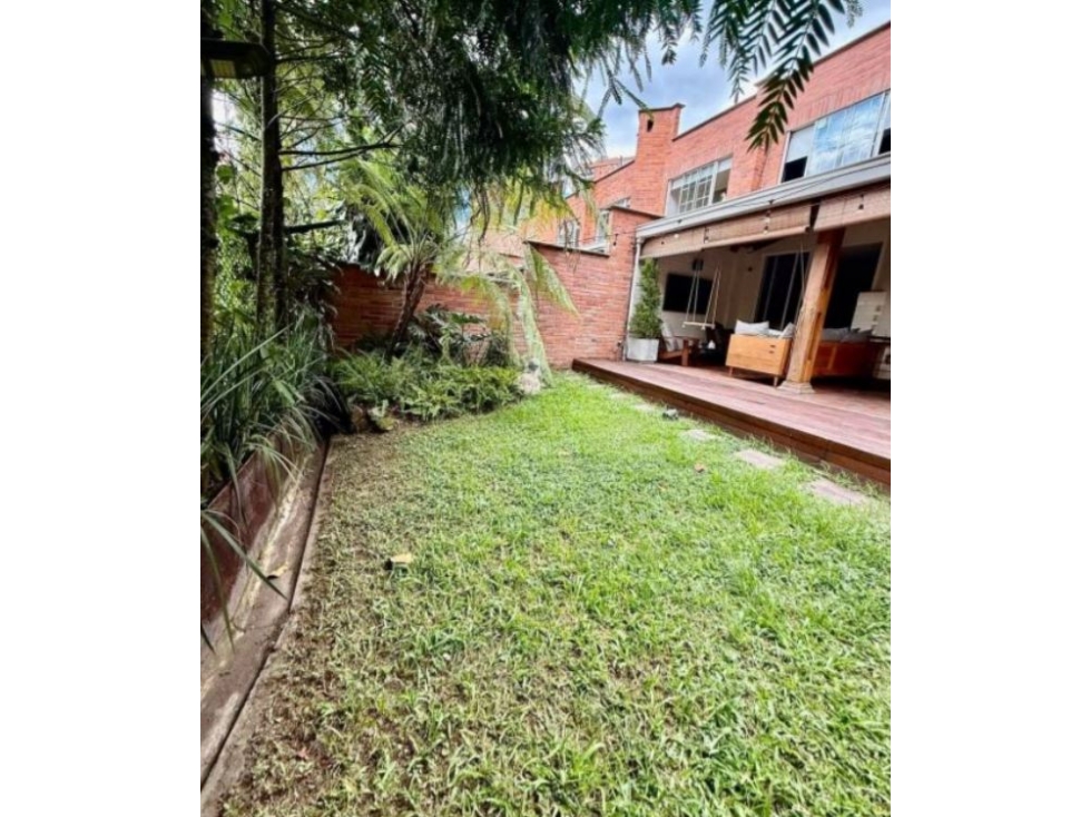 Hermosa casa con Jardín para la venta en Envigado Loma de las Brujas — foto 2