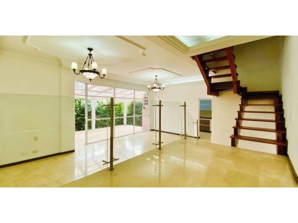 Casa de 3 niveles para la venta en el Poblado padre Marianito — foto 2