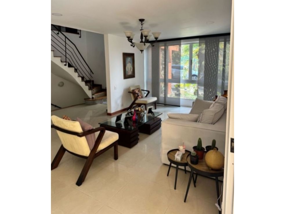 Casa de tres niveles para la venta en Envigado Loma Benedictinos — foto 4