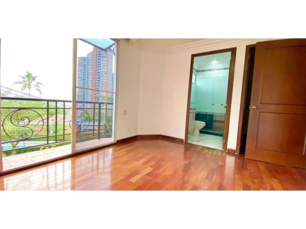 Casa de 3 niveles para la venta en el Poblado padre Marianito — foto 4