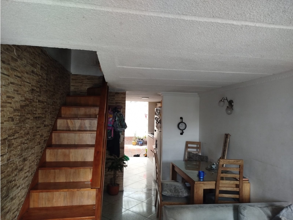 ¡PRECIO DE OPORTUNIDAD! Casa en Bello Florida + parqueadero cubierto — foto 2