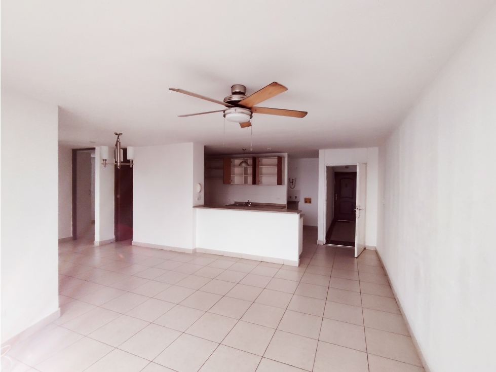 Apartamento En Alquiler Frente A Estación del Metro Ave. 12 de Octubre
