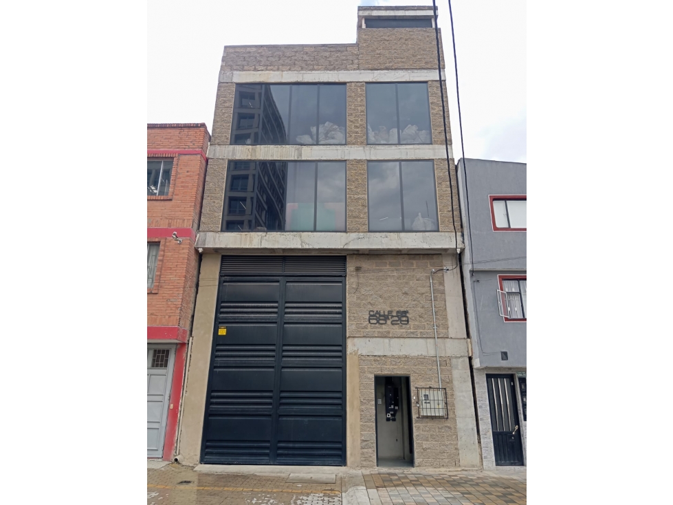 VENDO AMPLIA BODEGA EN ZONA COMERCIAL EXCLUSIVA - 1