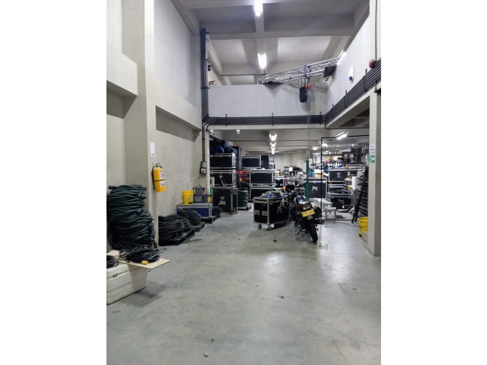 VENDO AMPLIA BODEGA EN ZONA COMERCIAL EXCLUSIVA - 2