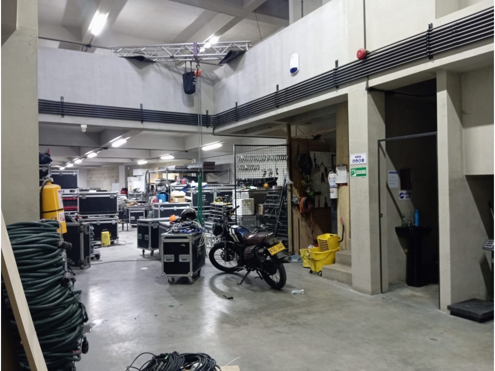 VENDO AMPLIA BODEGA EN ZONA COMERCIAL EXCLUSIVA - 4