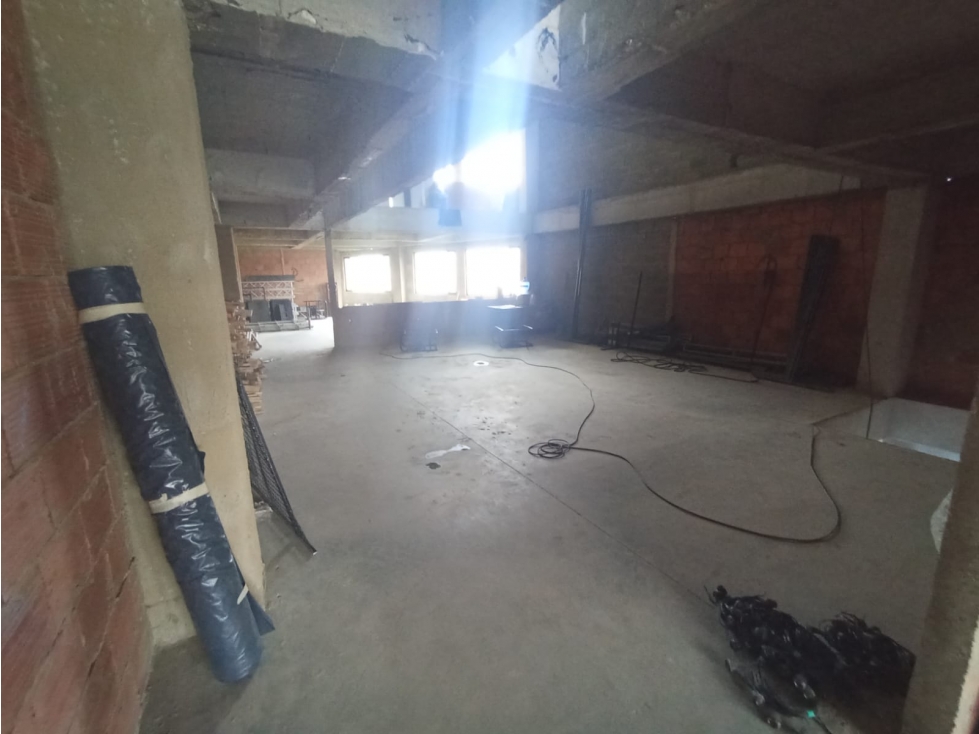 VENDO AMPLIA BODEGA EN ZONA COMERCIAL EXCLUSIVA - 5