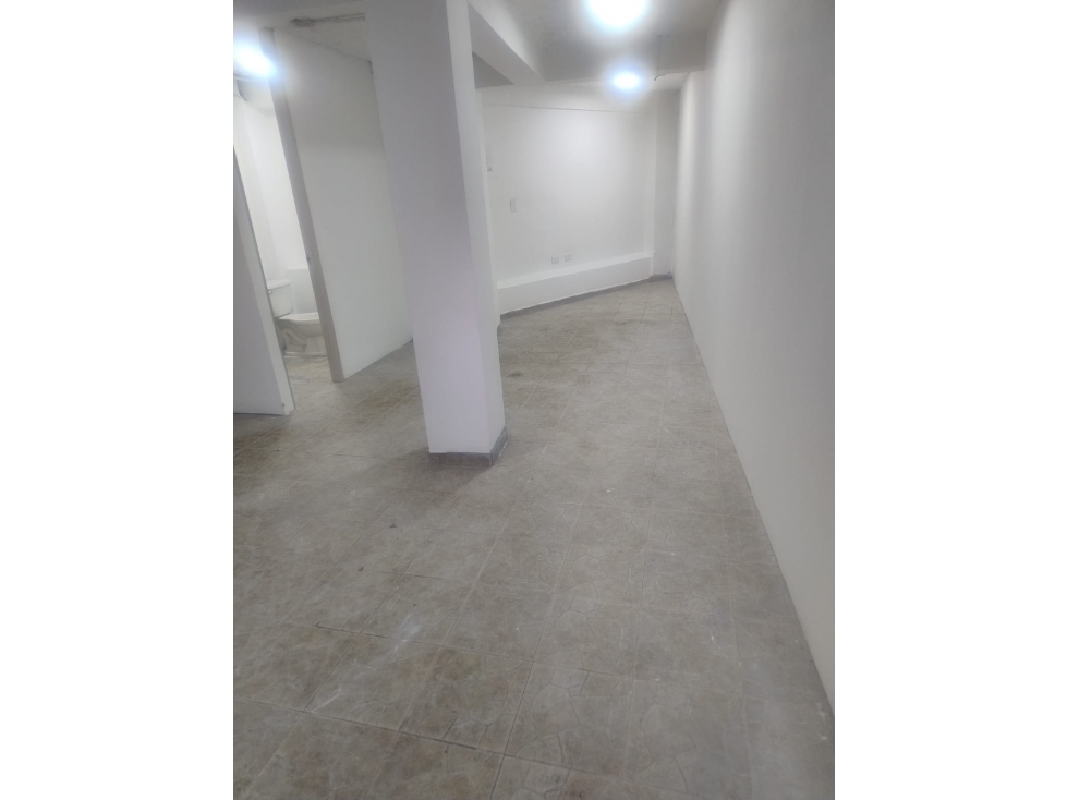 Local comercial en arriendo Paralela — foto 4