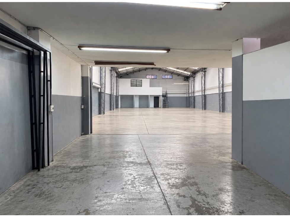 ARRIENDO BODEGA 800 m2 + Mezanine para oficina SAN CRISTOBAL NORTE - 2