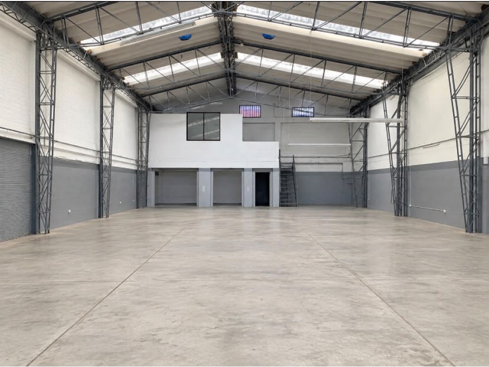 ARRIENDO BODEGA 800 m2 + Mezanine para oficina SAN CRISTOBAL NORTE - 1