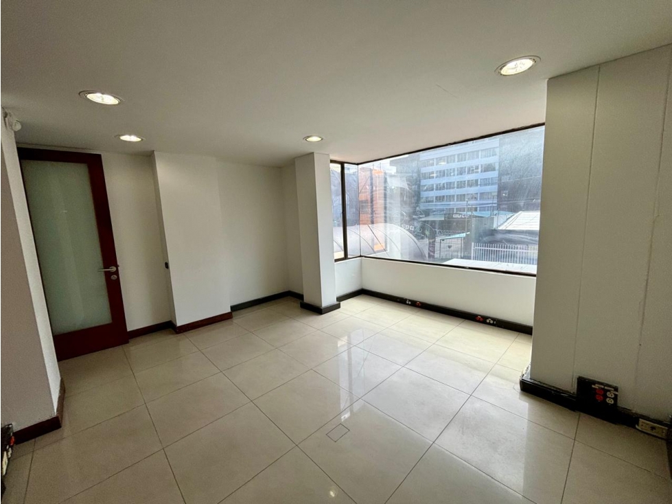 ARRIENDO OFICINA 550 MTS SIN MUEBLES CHICO NAVARRA — foto 4
