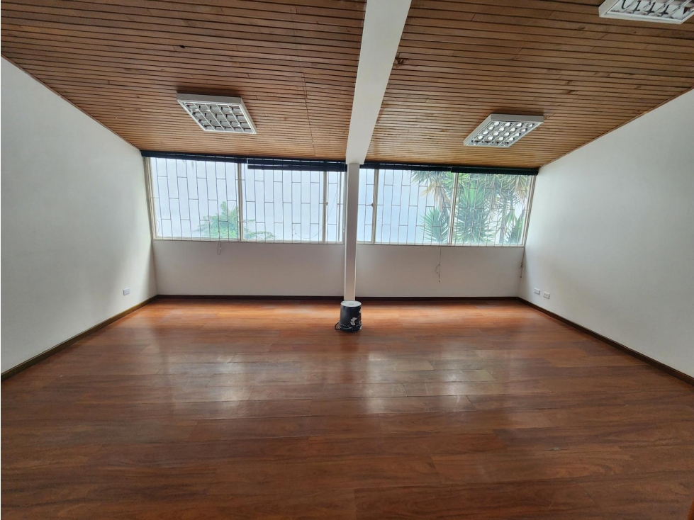 Casa Venta Chico Norte 215m2 Rentando Oficina + Garaje
