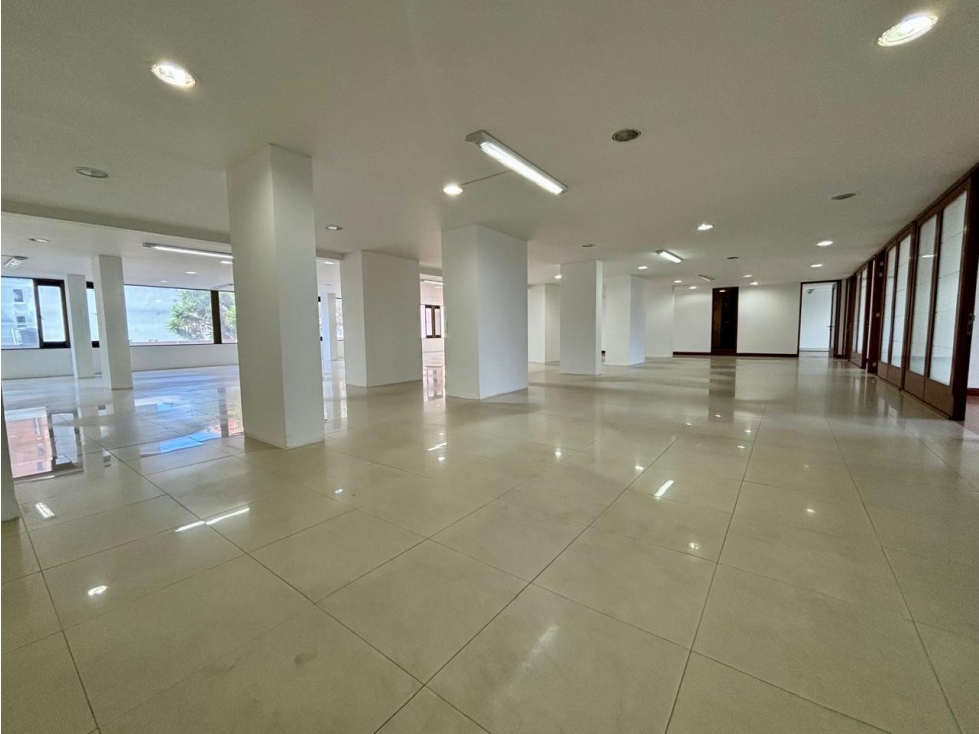 ARRIENDO OFICINA 550 MTS SIN MUEBLES CHICO NAVARRA