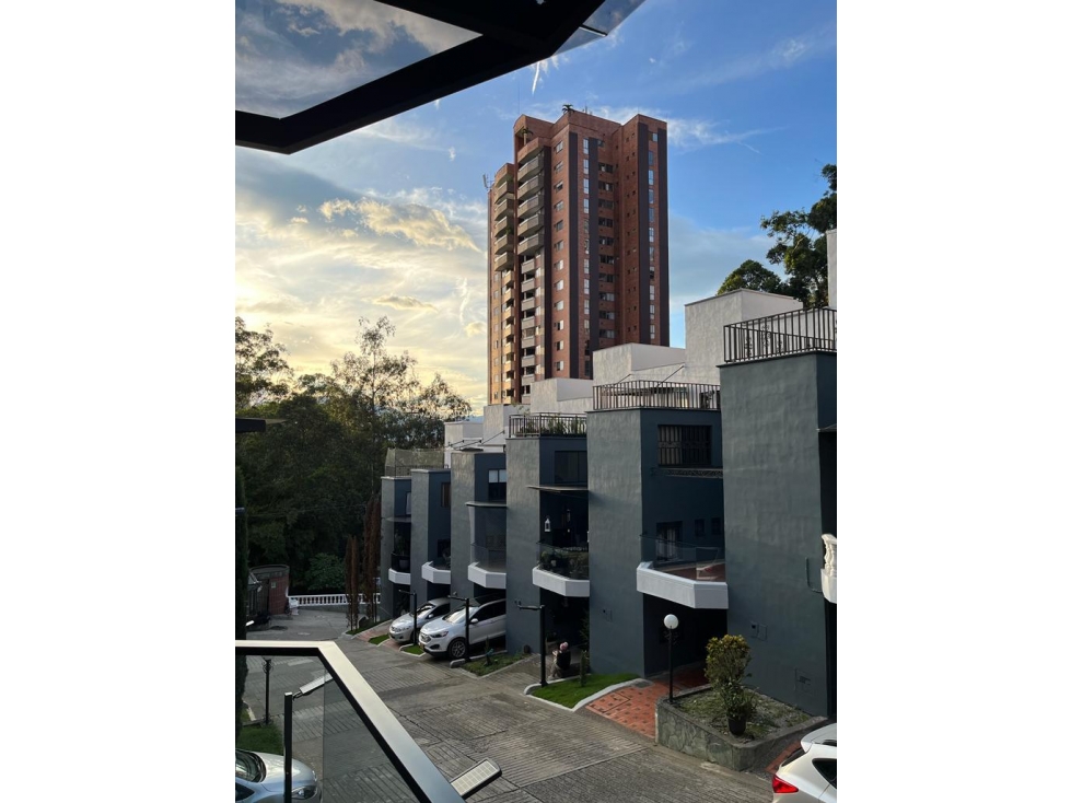 VENTA CASA 3 NIVELES BARRIO POBLADO MEDELLÍN