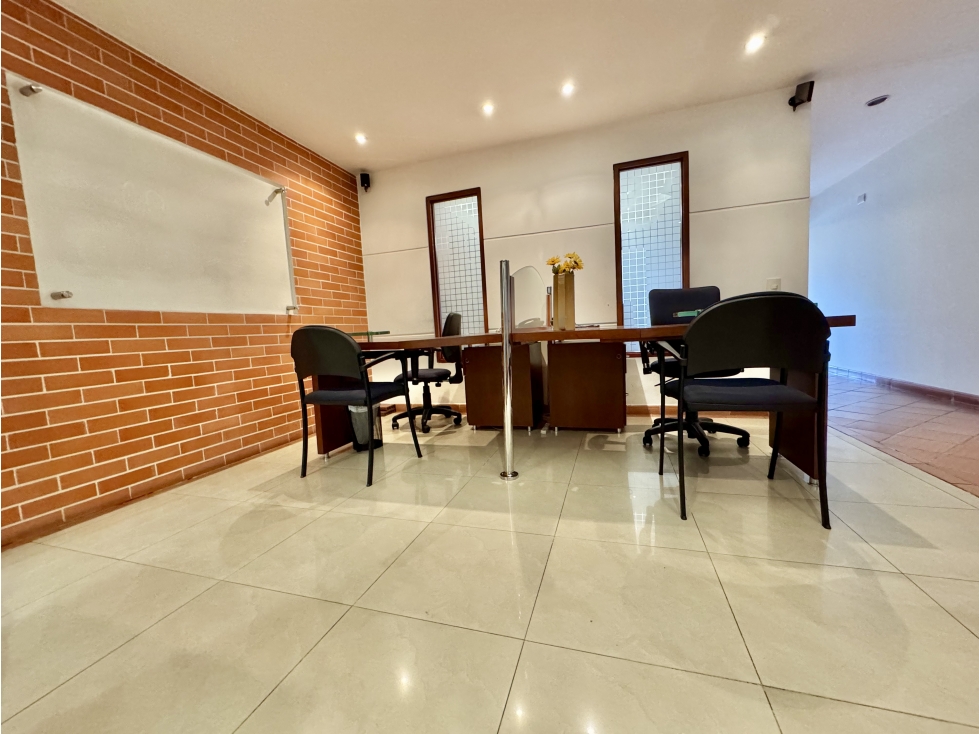 OFICINA AMOBLADA EN UBICACIÓN IDEAL