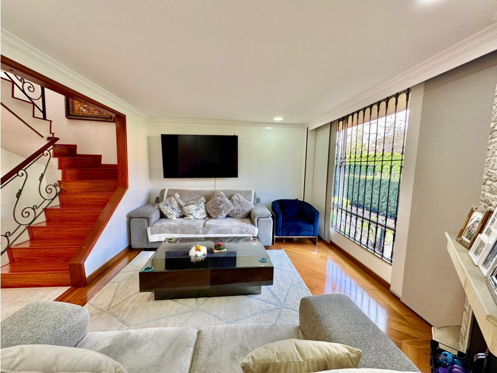 Hermosa Casa de 4 Niveles con Acceso Directo a Parque