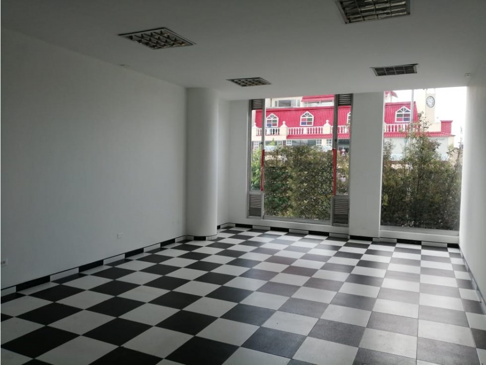 ARRIENDO Local de 50 M2 Galerias