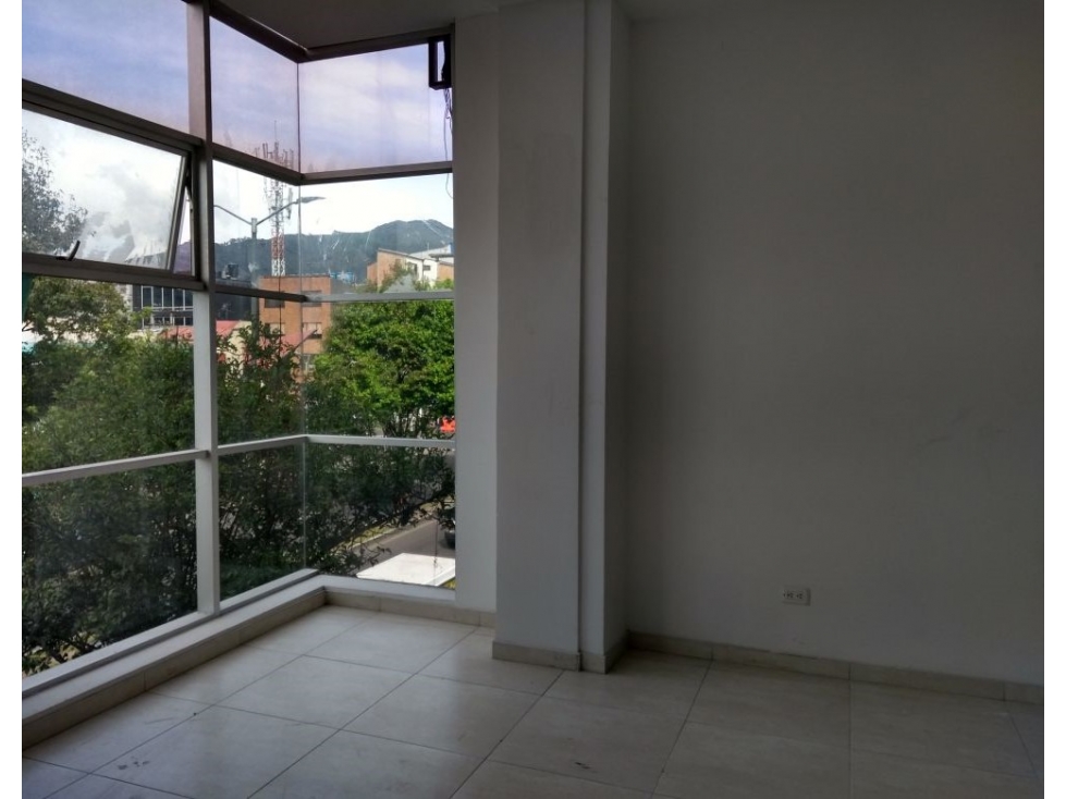 Se arrienda oficina de 60 m2 Galerias