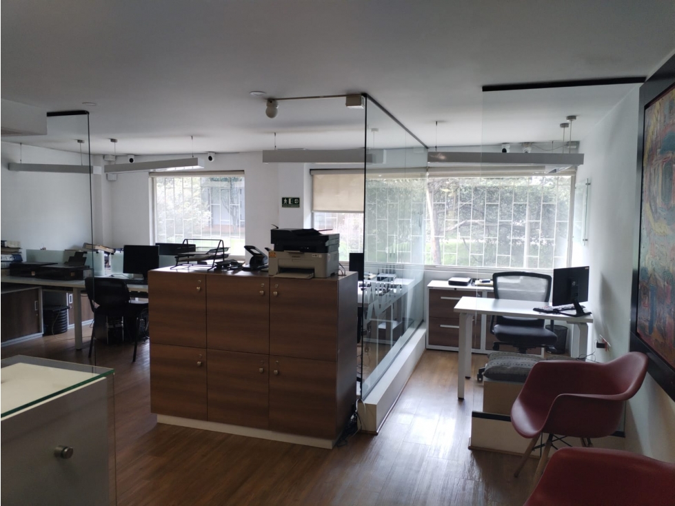 Se arrienda oficina en Batán amoblada de 70 m2