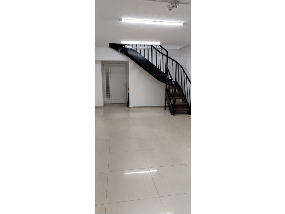 Vendo Oficina de 60 M2 en C.C. METROPOLIS — foto 2