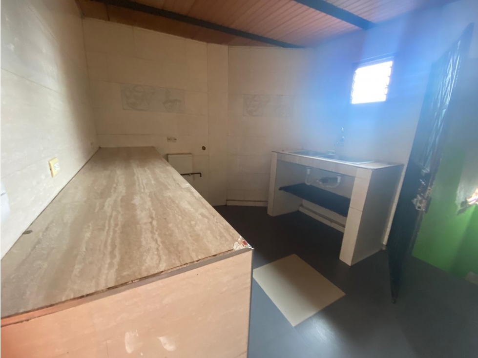 SE VENDE CASA MEDIANERA RENTABLE DE 4 NIVELES EN EL CENTRO DE FUNZA - 5