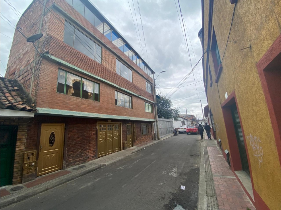 SE VENDE CASA MEDIANERA RENTABLE DE 4 NIVELES EN EL CENTRO DE FUNZA - 3