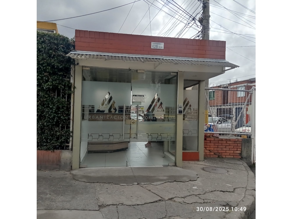 SE VENDE CASA DE TRES PISOS EN EL CONJUNTO BALMORAL ll EN BOGOTA