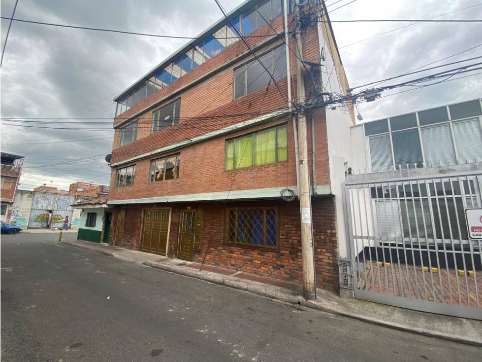 SE VENDE CASA MEDIANERA RENTABLE DE 4 NIVELES EN EL CENTRO DE FUNZA - 2