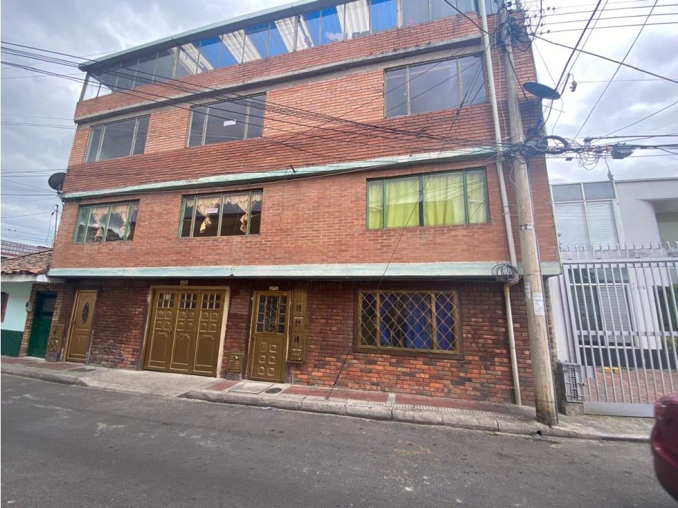 SE VENDE CASA MEDIANERA RENTABLE DE 4 NIVELES EN EL CENTRO DE FUNZA - 1