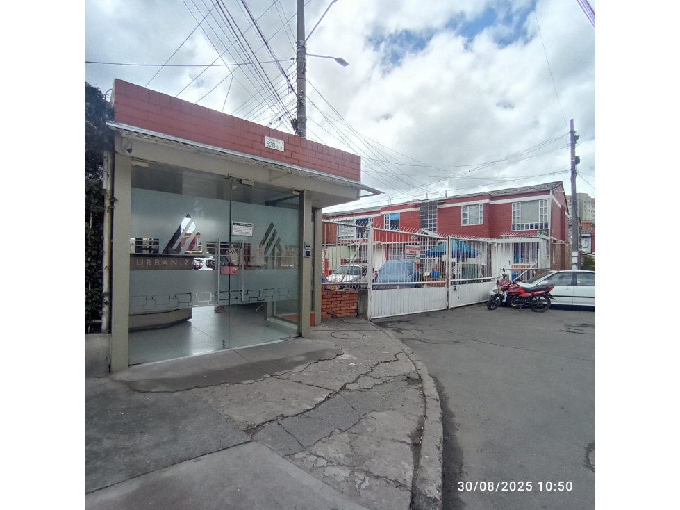 SE VENDE CASA DE TRES PISOS EN EL CONJUNTO BALMORAL ll EN BOGOTA — foto 2