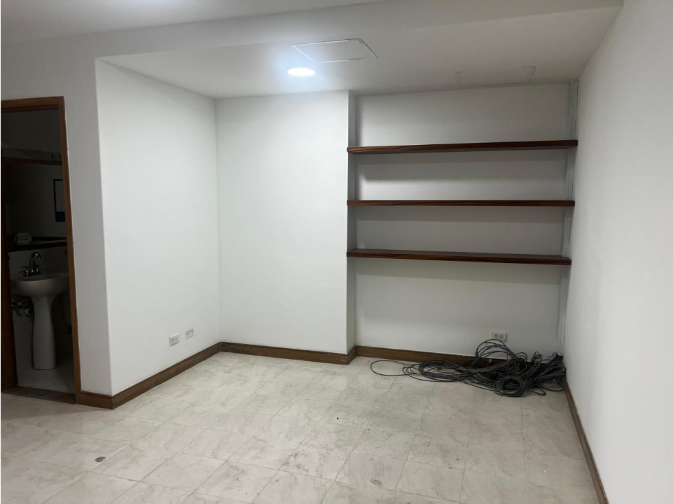 VENTA OFICINA EN LA MILLA DE ORO, EL POBLADO, MEDELLIN — foto 4