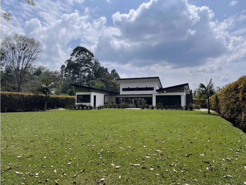 CASA CAMPESTRE EN LLANOGRANDE, MILLA DE ORO, EN UNIDAD CERRADA